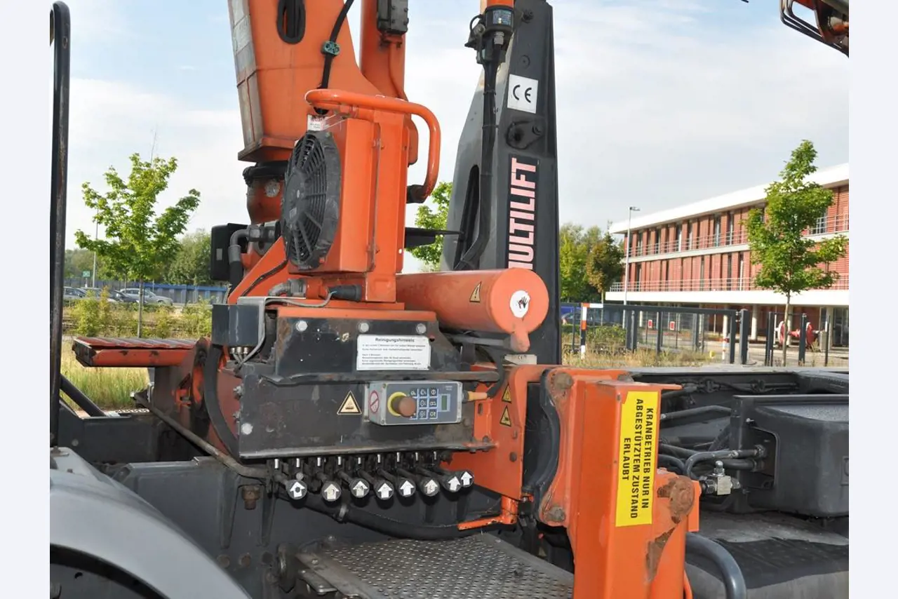 diverse schwimmende Arbeitsgeräte-16