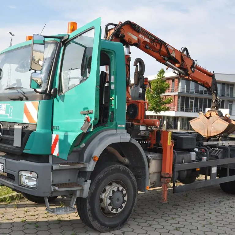 Camion pour bennes basculantes ; 4 x 4 ; Multilift ; Grue Mercedes Benz 950.65