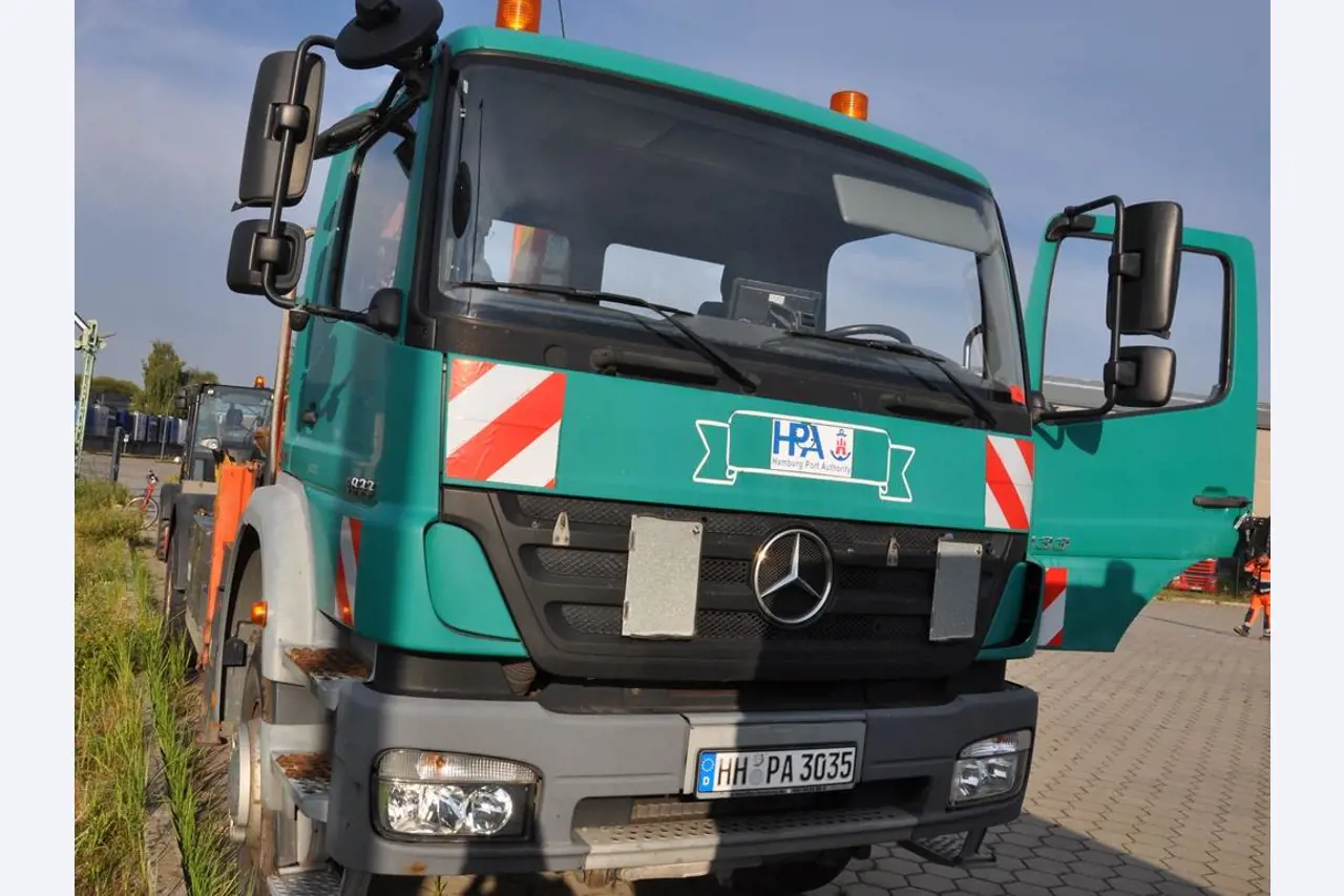 diverse schwimmende Arbeitsgeräte-3