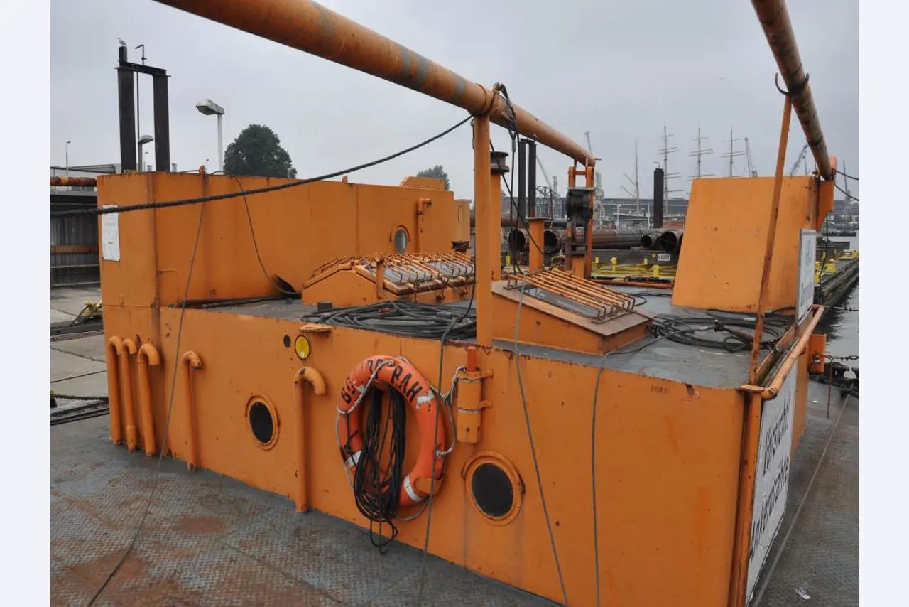 Diversos utensílios flutuantes-32