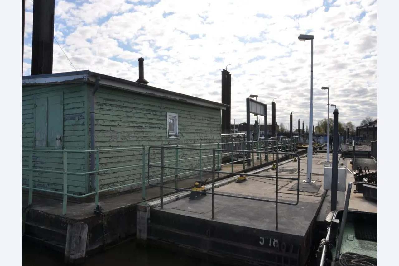 Provozní zařízení z prostředí přístavu/hydraulika-7