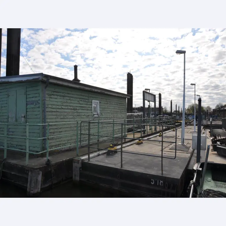 Provozní zařízení z prostředí přístavu/hydraulika-7