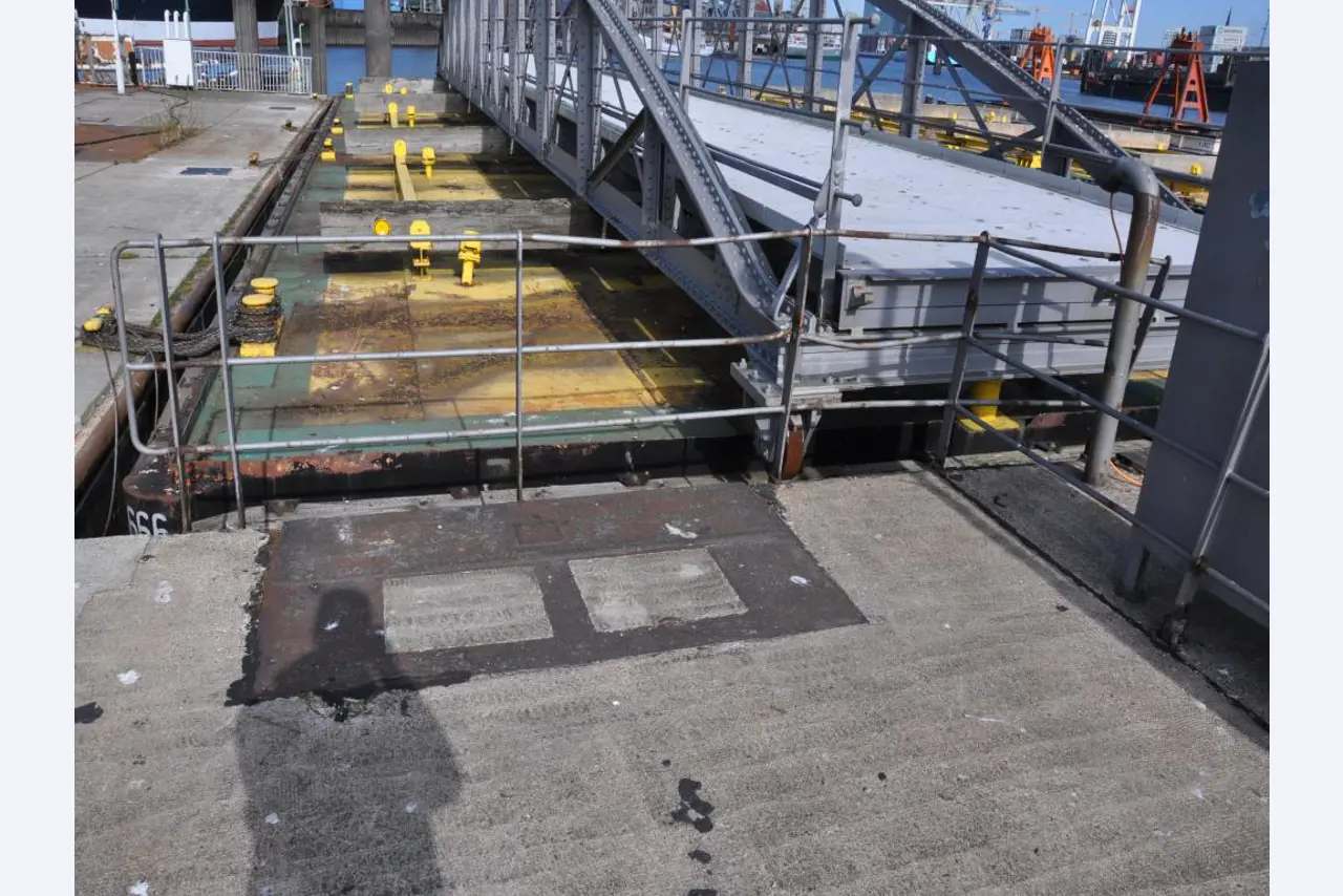 Betriebsausstattung aus dem Hafenumfeld/ Wasserbau-10