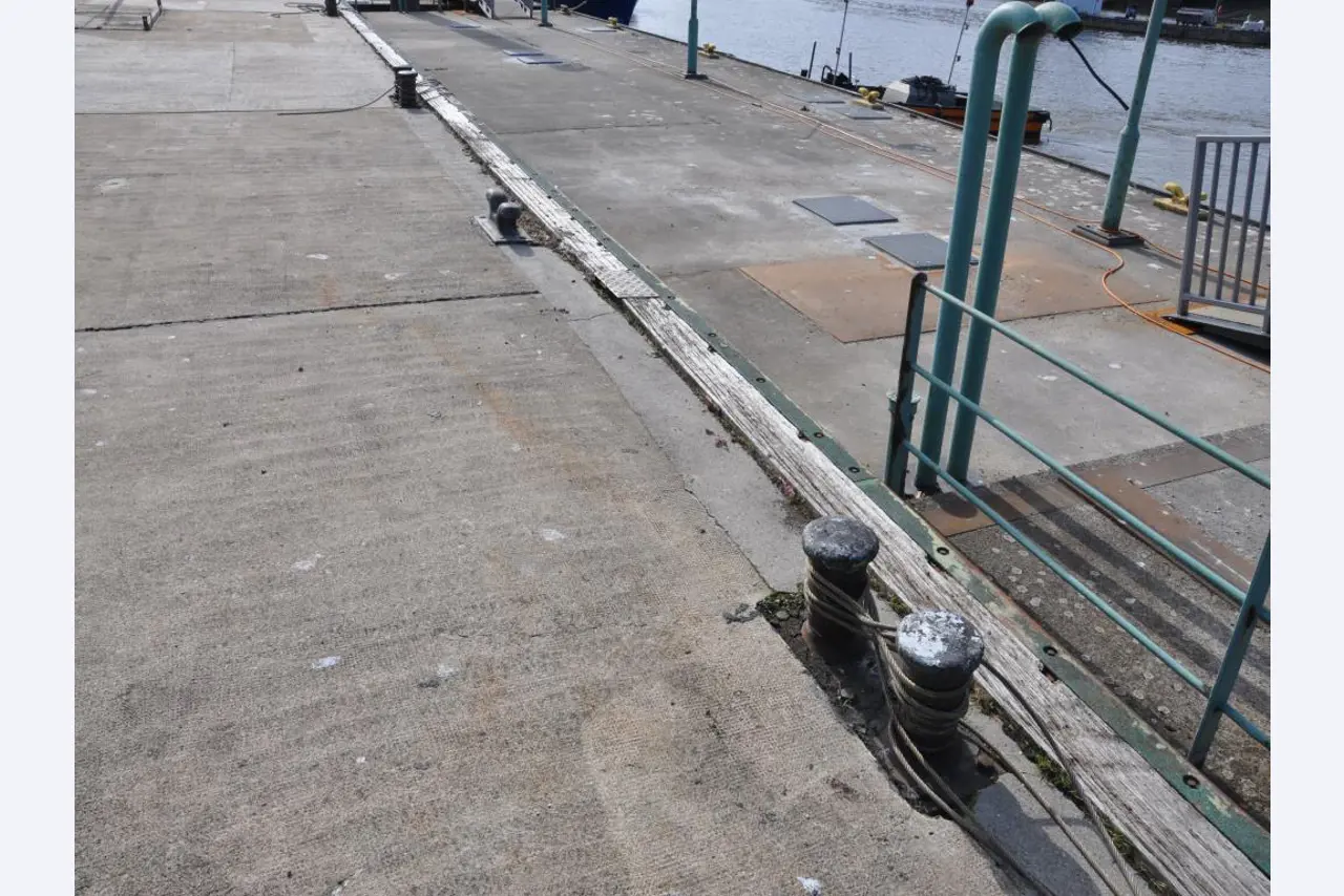 Betriebsausstattung aus dem Hafenumfeld/ Wasserbau-11