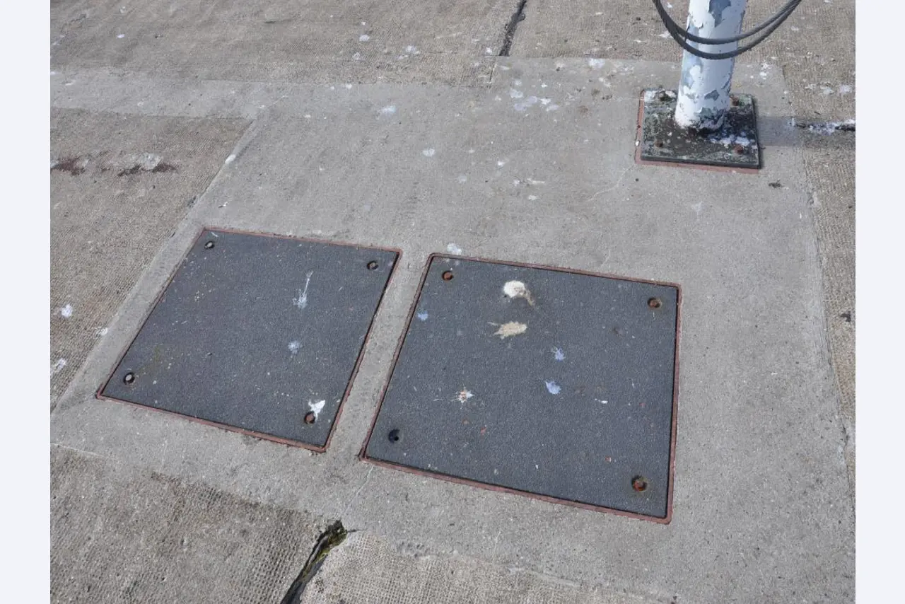 Betriebsausstattung aus dem Hafenumfeld/ Wasserbau-13