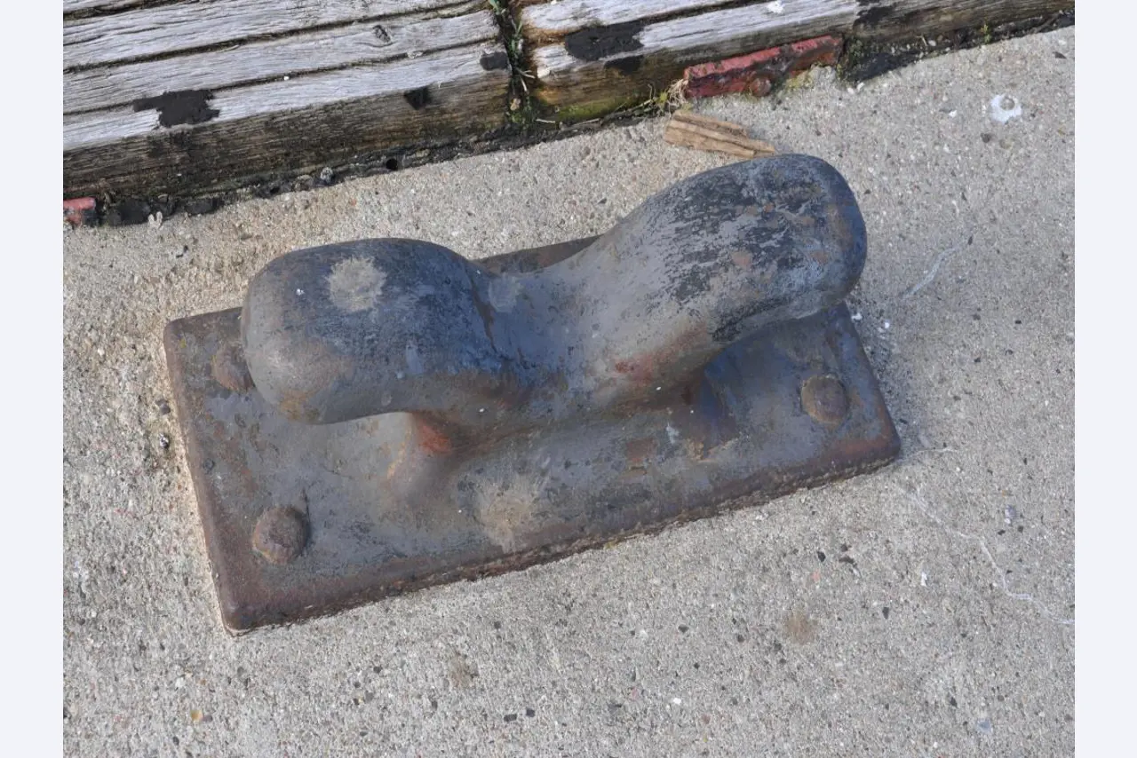 Betriebsausstattung aus dem Hafenumfeld/ Wasserbau-15