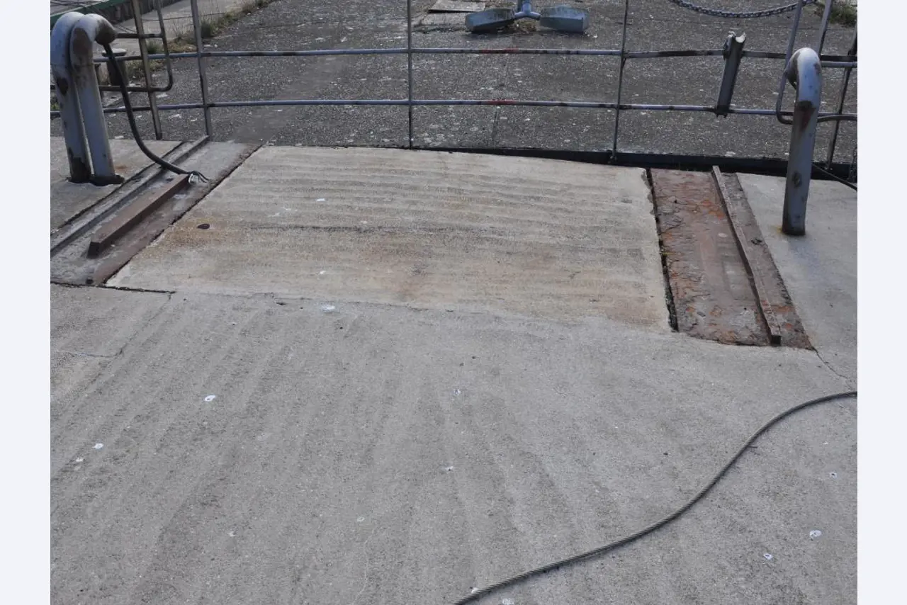 Betriebsausstattung aus dem Hafenumfeld/ Wasserbau-16