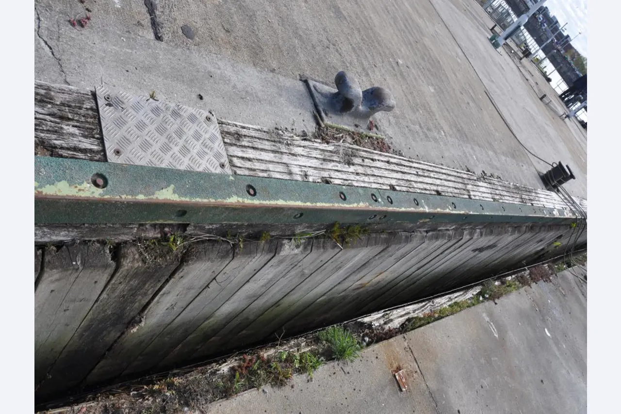 Betriebsausstattung aus dem Hafenumfeld/ Wasserbau-18