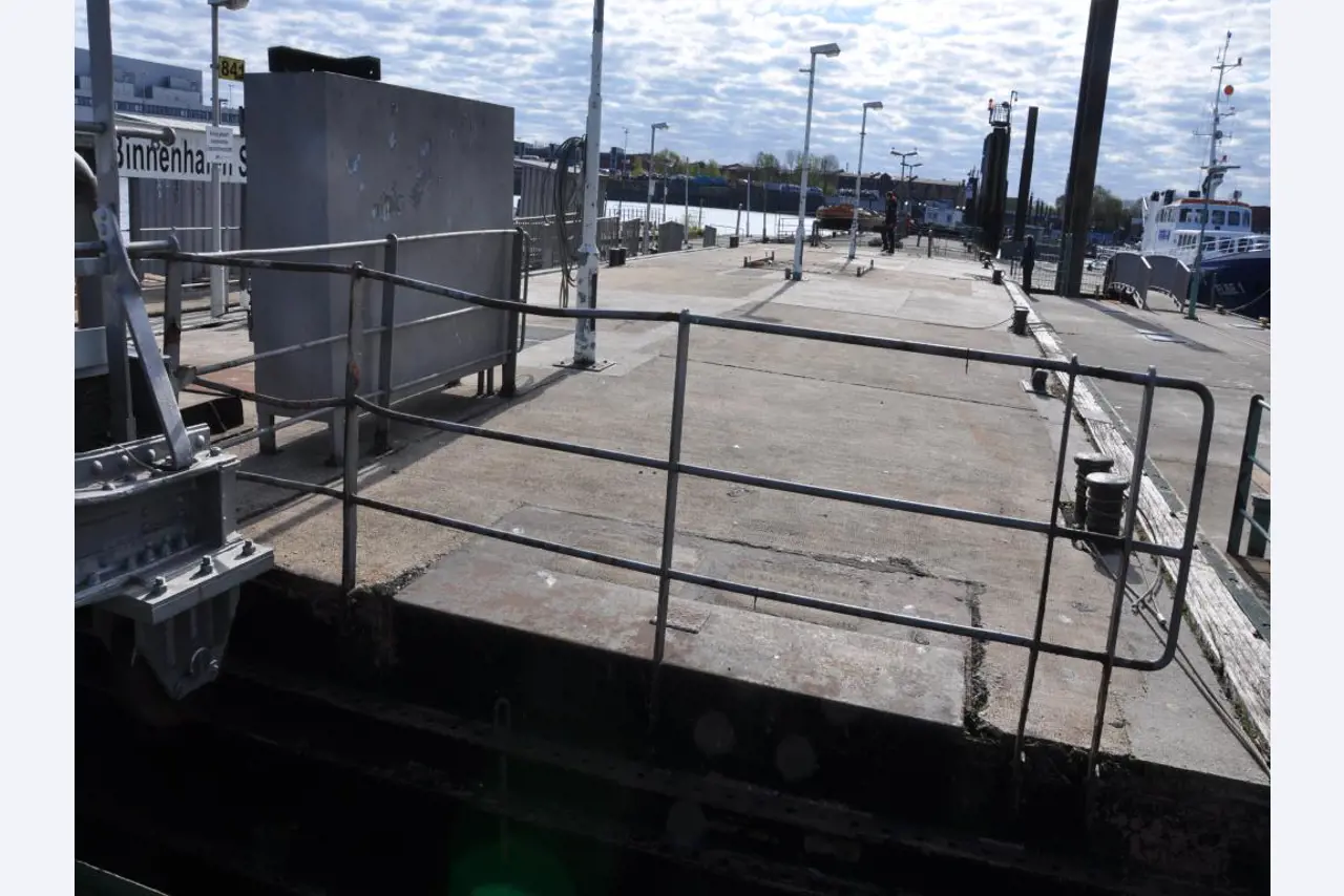 Betriebsausstattung aus dem Hafenumfeld/ Wasserbau-1