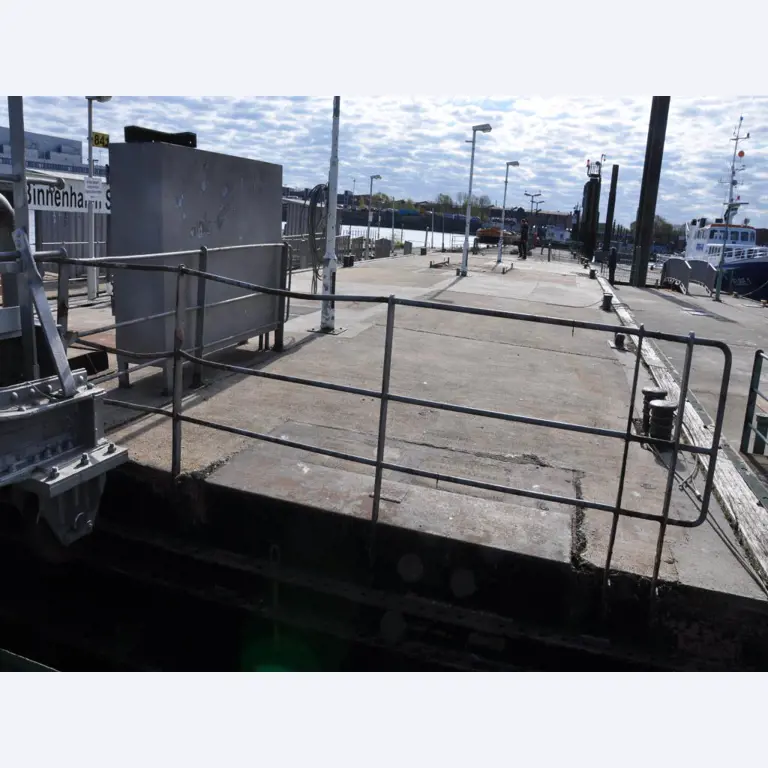 Betriebsausstattung aus dem Hafenumfeld/ Wasserbau-1