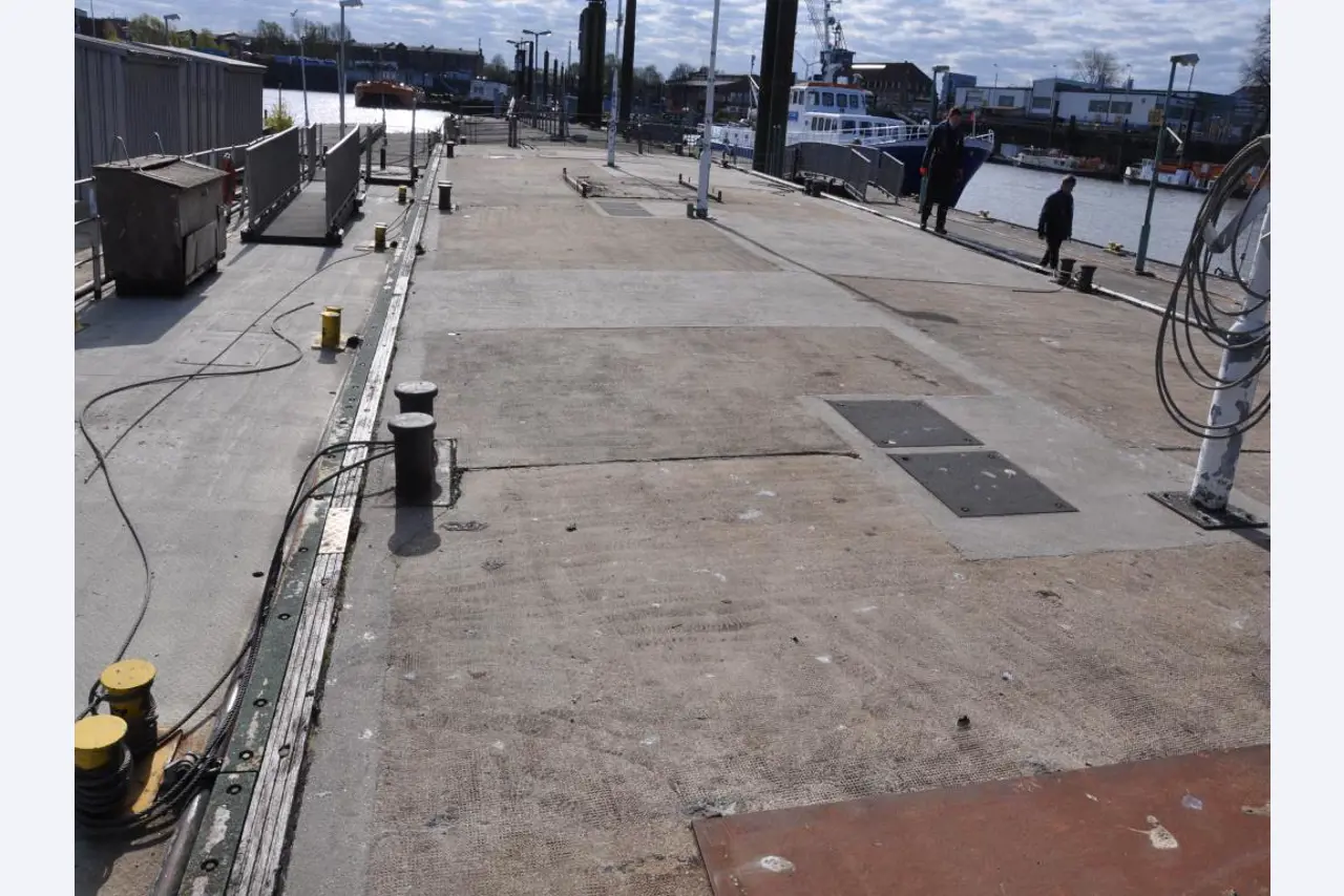 Betriebsausstattung aus dem Hafenumfeld/ Wasserbau-2