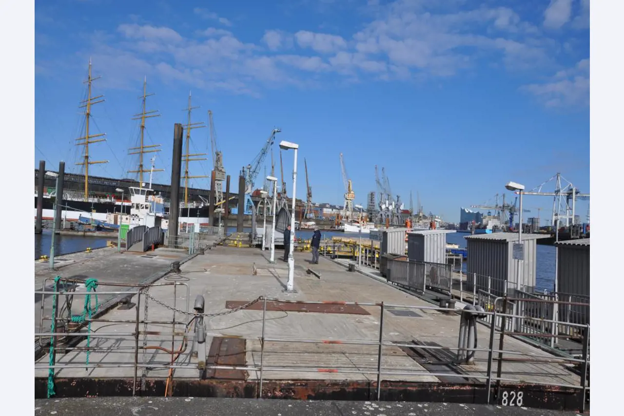 Betriebsausstattung aus dem Hafenumfeld/ Wasserbau-4