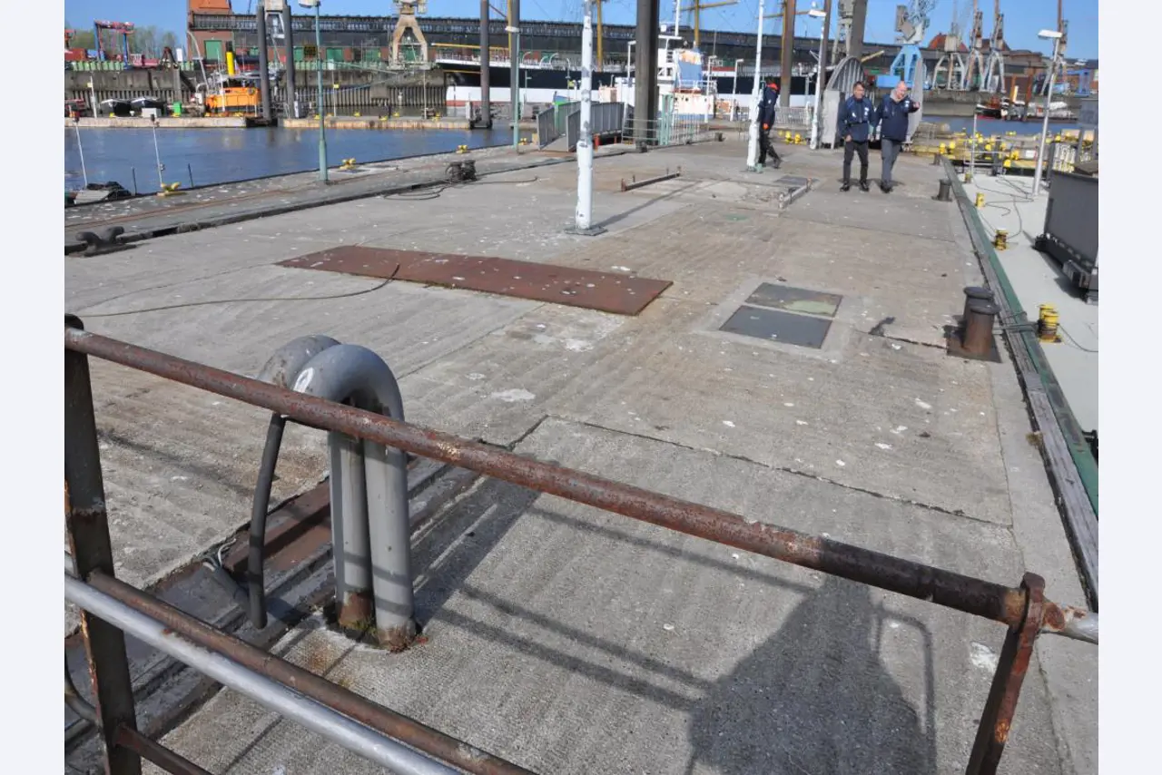 Betriebsausstattung aus dem Hafenumfeld/ Wasserbau-5