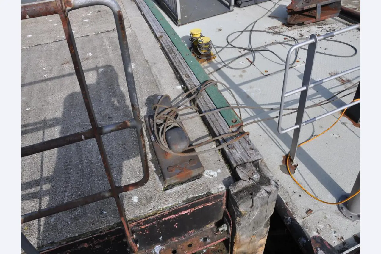 Betriebsausstattung aus dem Hafenumfeld/ Wasserbau-6