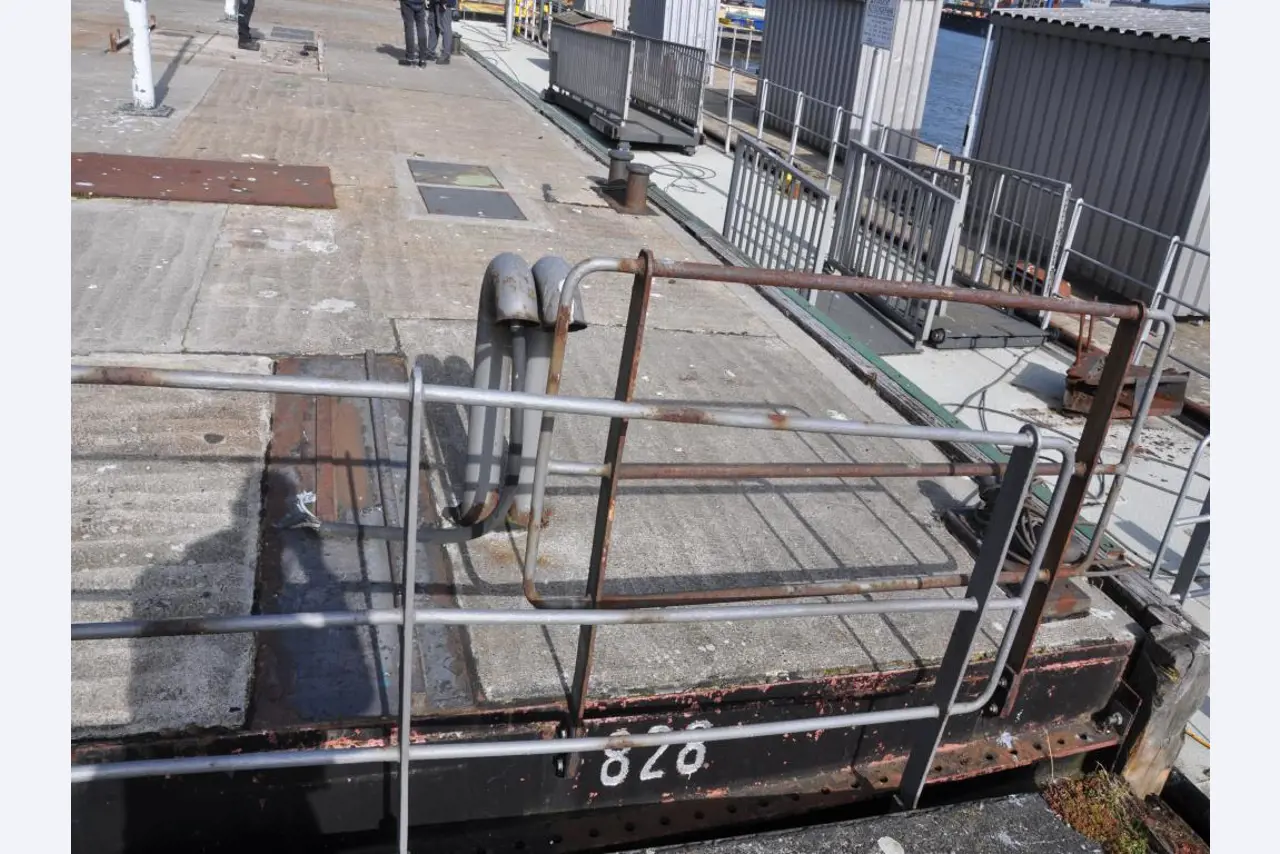 Betriebsausstattung aus dem Hafenumfeld/ Wasserbau-7