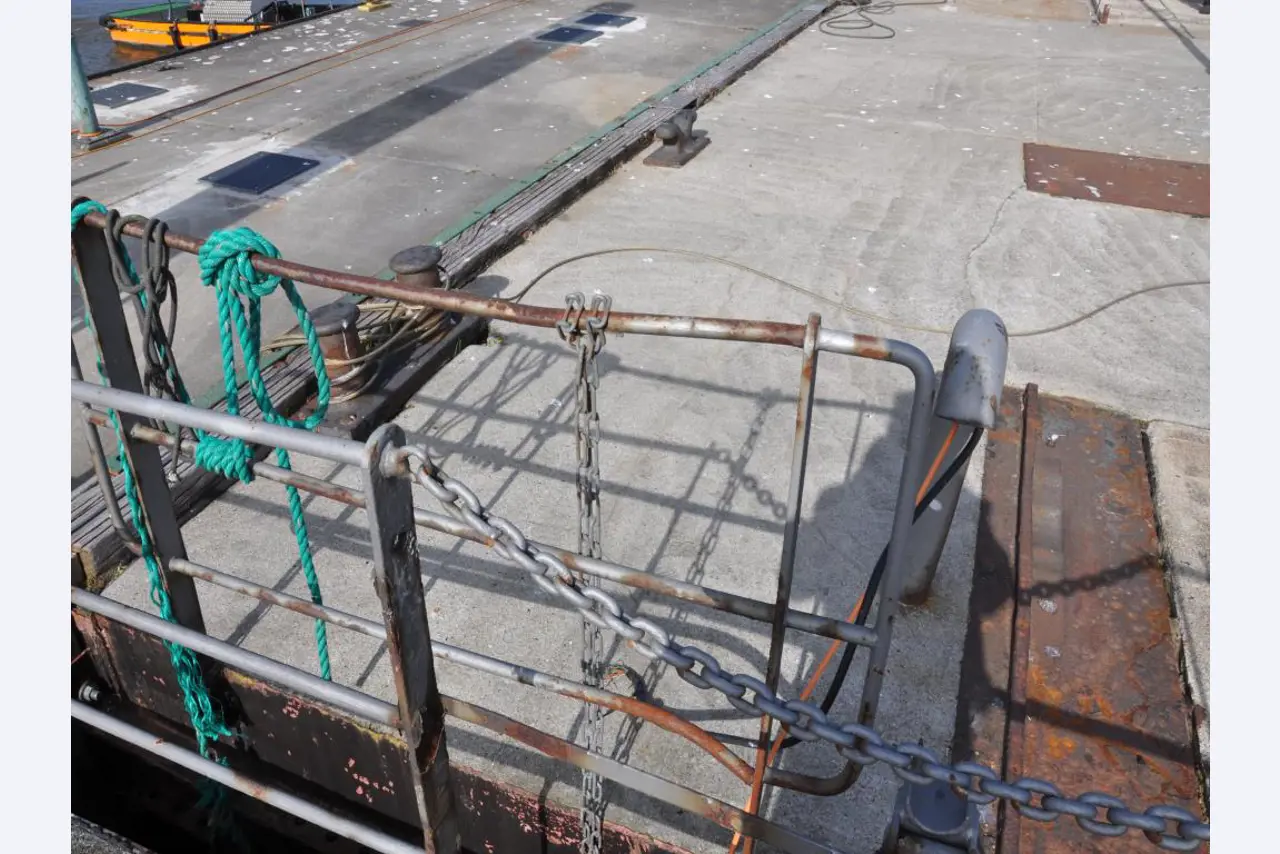 Betriebsausstattung aus dem Hafenumfeld/ Wasserbau-8