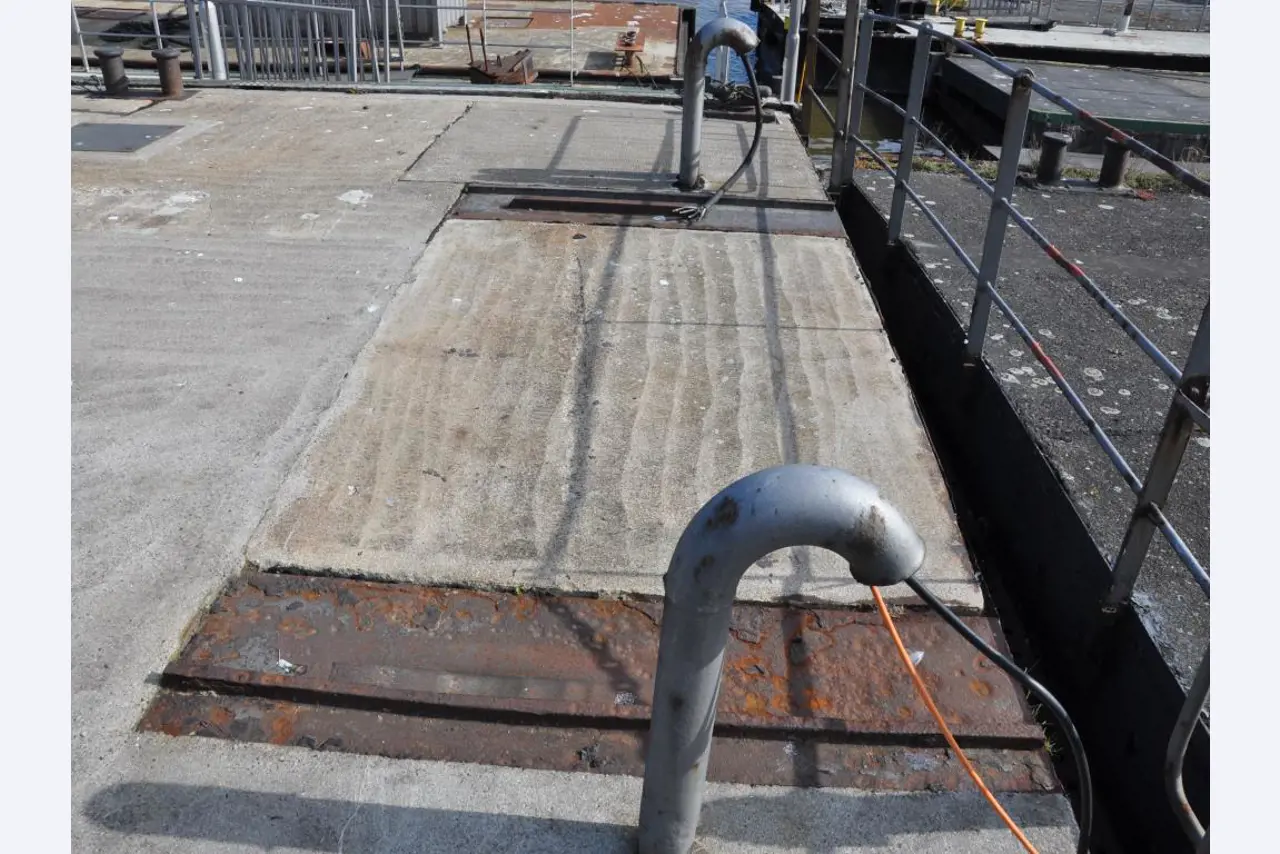 Betriebsausstattung aus dem Hafenumfeld/ Wasserbau-9