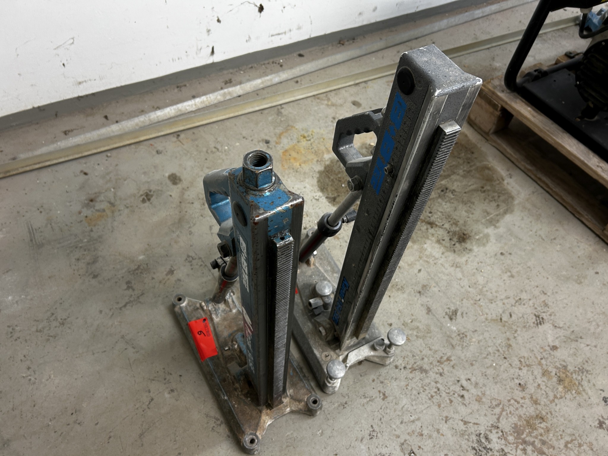 Diversos equipamentos de cantina e acessórios de oficina da zona portuária-1