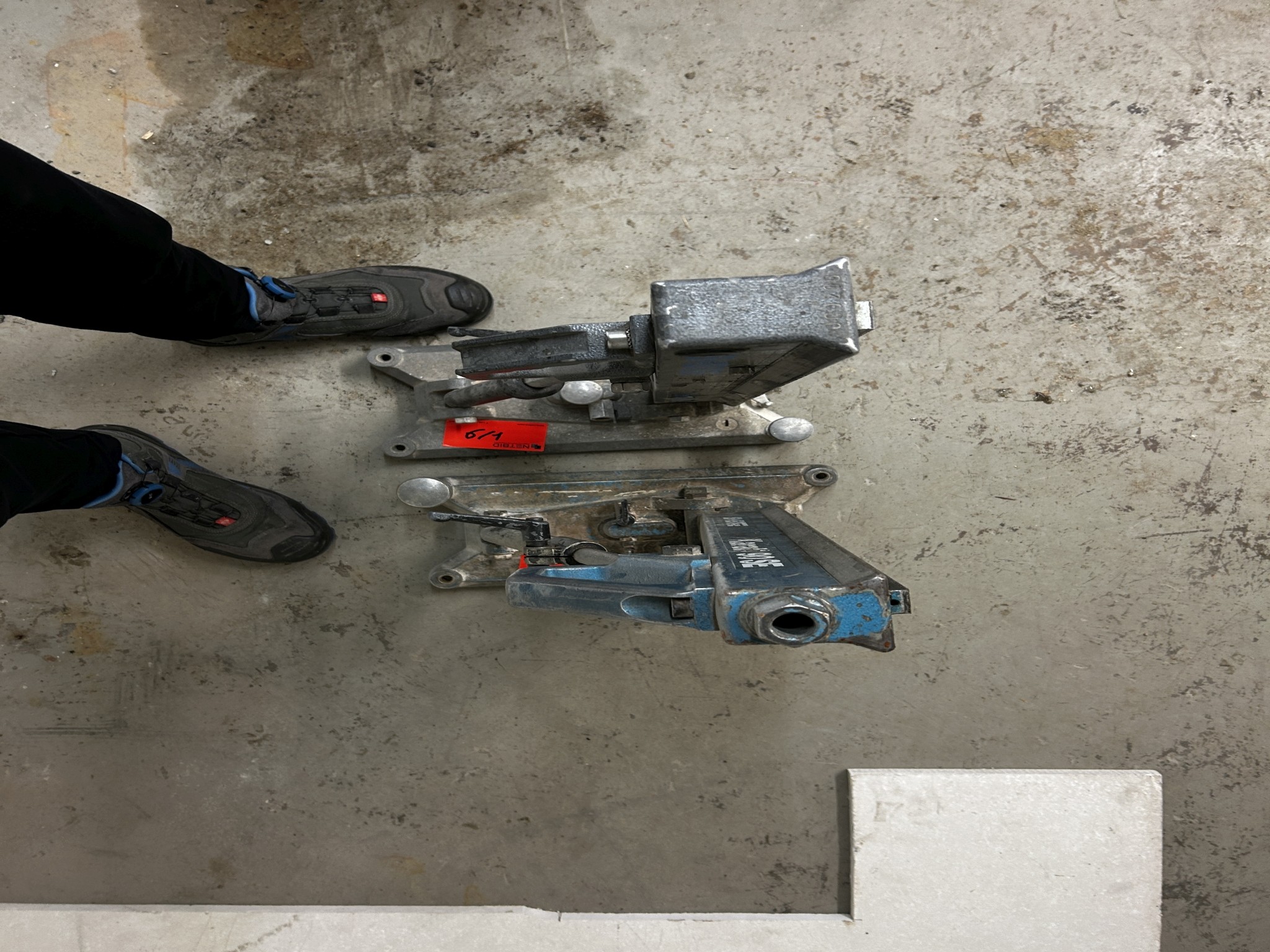 Diversos equipamentos de cantina e acessórios de oficina da zona portuária-5