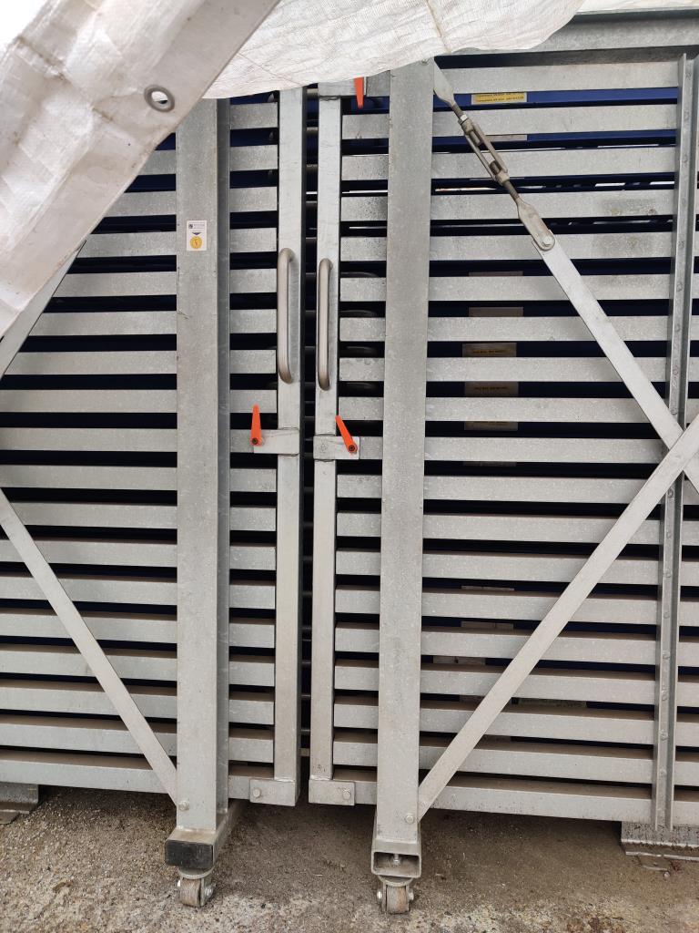 Diversos equipamentos de cantina e acessórios de oficina da zona portuária-6