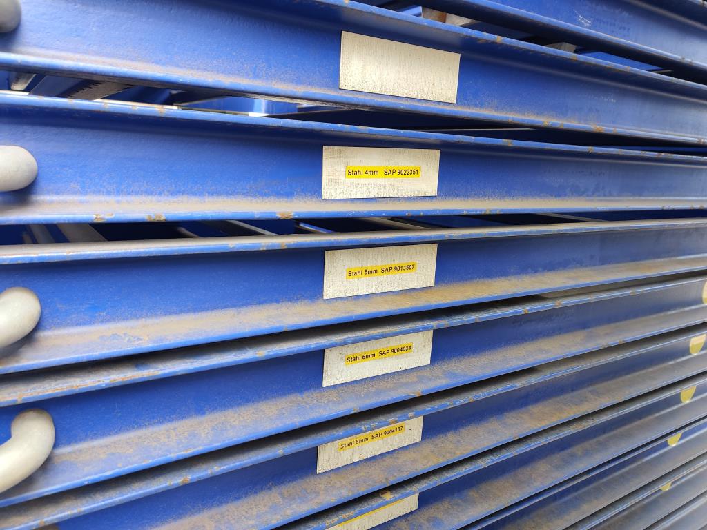 Diversos equipamentos de cantina e acessórios de oficina da zona portuária-7