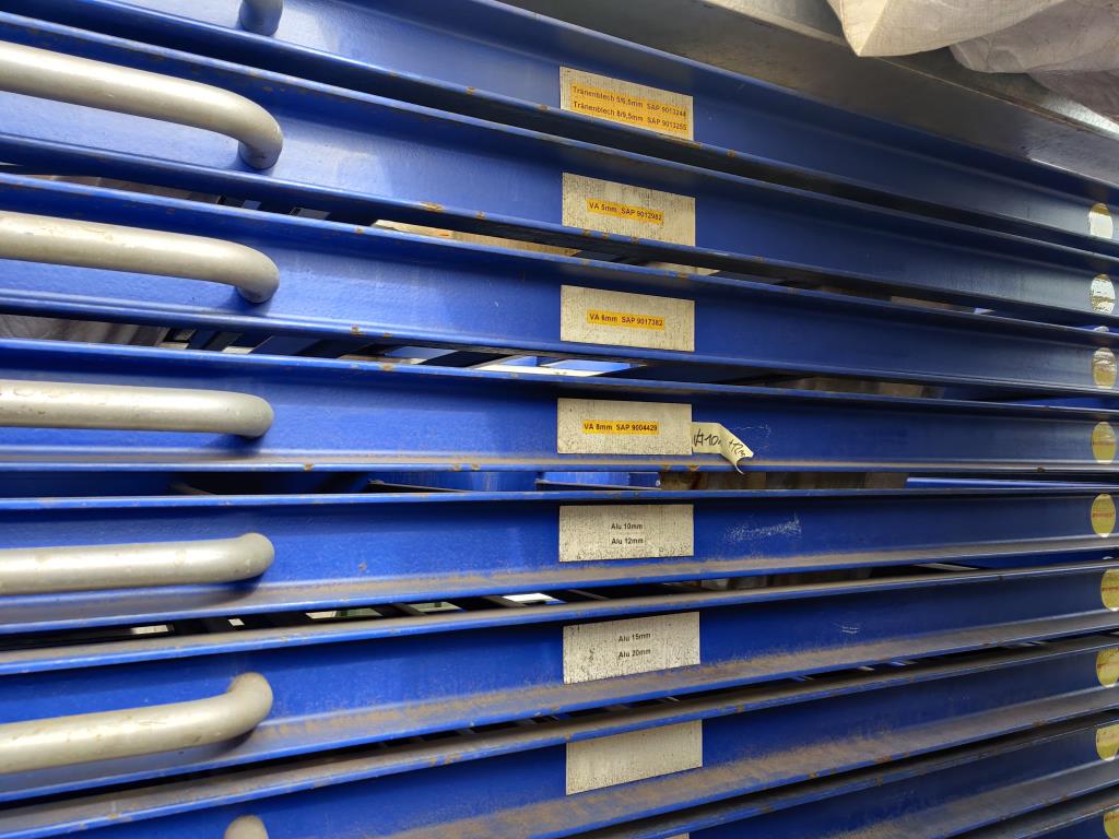 Diversos equipamentos de cantina e acessórios de oficina da zona portuária-8