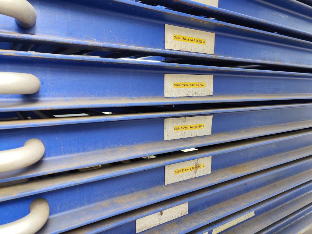 Diversos equipamentos de cantina e acessórios de oficina da zona portuária-9