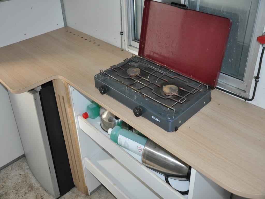 Različna oprema za menze in delavnice z območja pristanišča-10