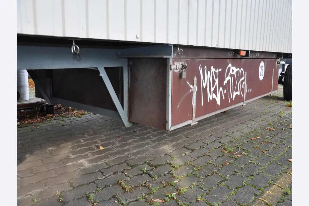 Diverse kantinebenodigdheden en werkplaatsaccessoires uit het havengebied-13