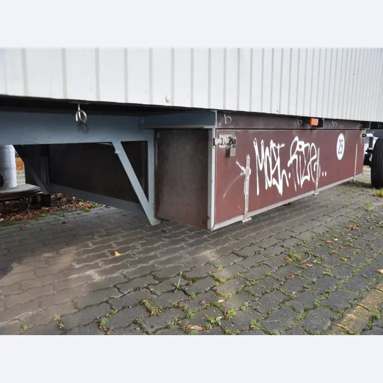 Diverse kantinebenodigdheden en werkplaatsaccessoires uit het havengebied-13
