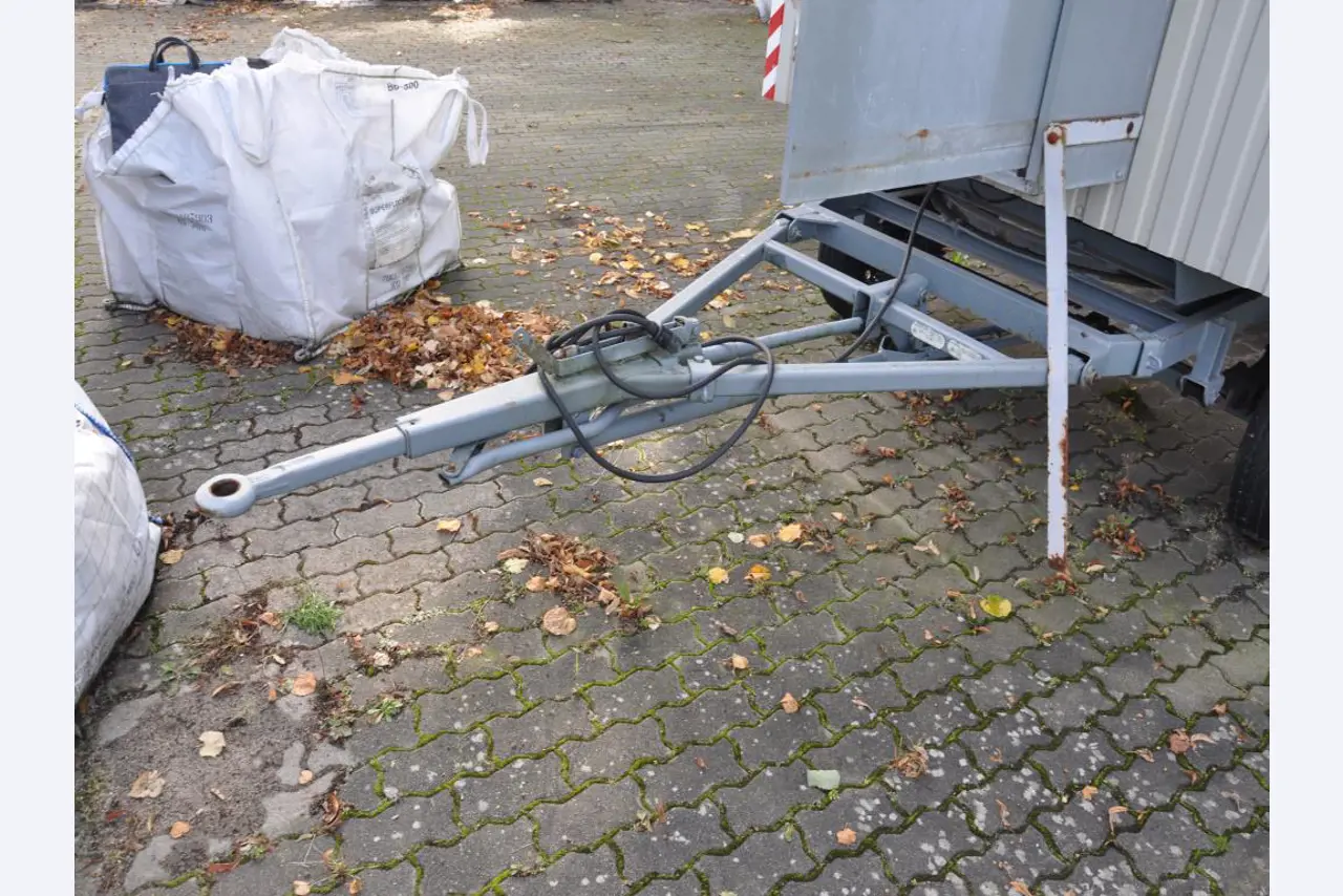Diverse kantinebenodigdheden en werkplaatsaccessoires uit het havengebied-15