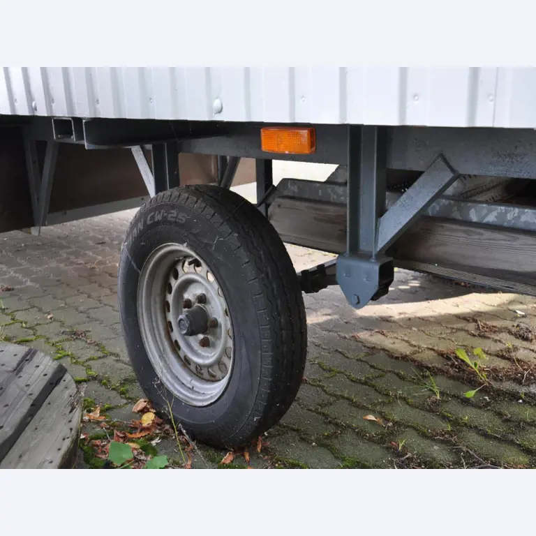 Diverse kantinebenodigdheden en werkplaatsaccessoires uit het havengebied-20