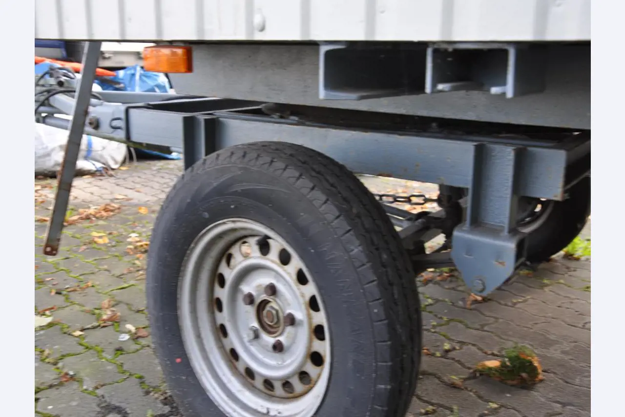 Diverse kantinebenodigdheden en werkplaatsaccessoires uit het havengebied-21