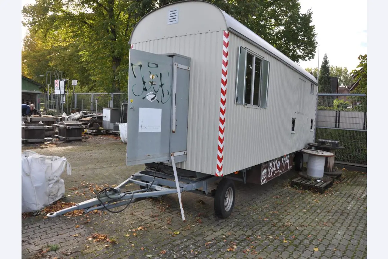 Diverse kantinebenodigdheden en werkplaatsaccessoires uit het havengebied-4