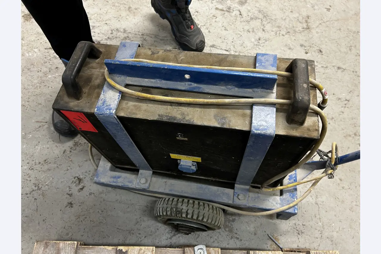 Werkstatt/ Klempnereinrichtung aus dem Hafenumfeld-6