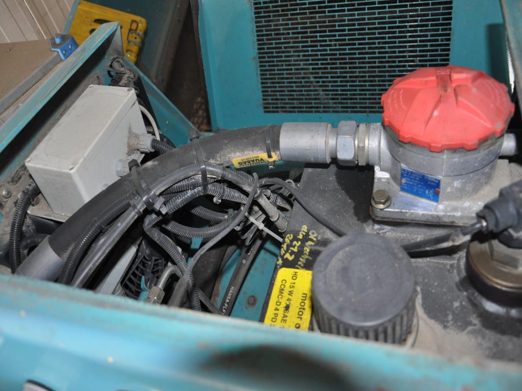 Diversos equipamentos de cantina e acessórios de oficina da zona portuária-11