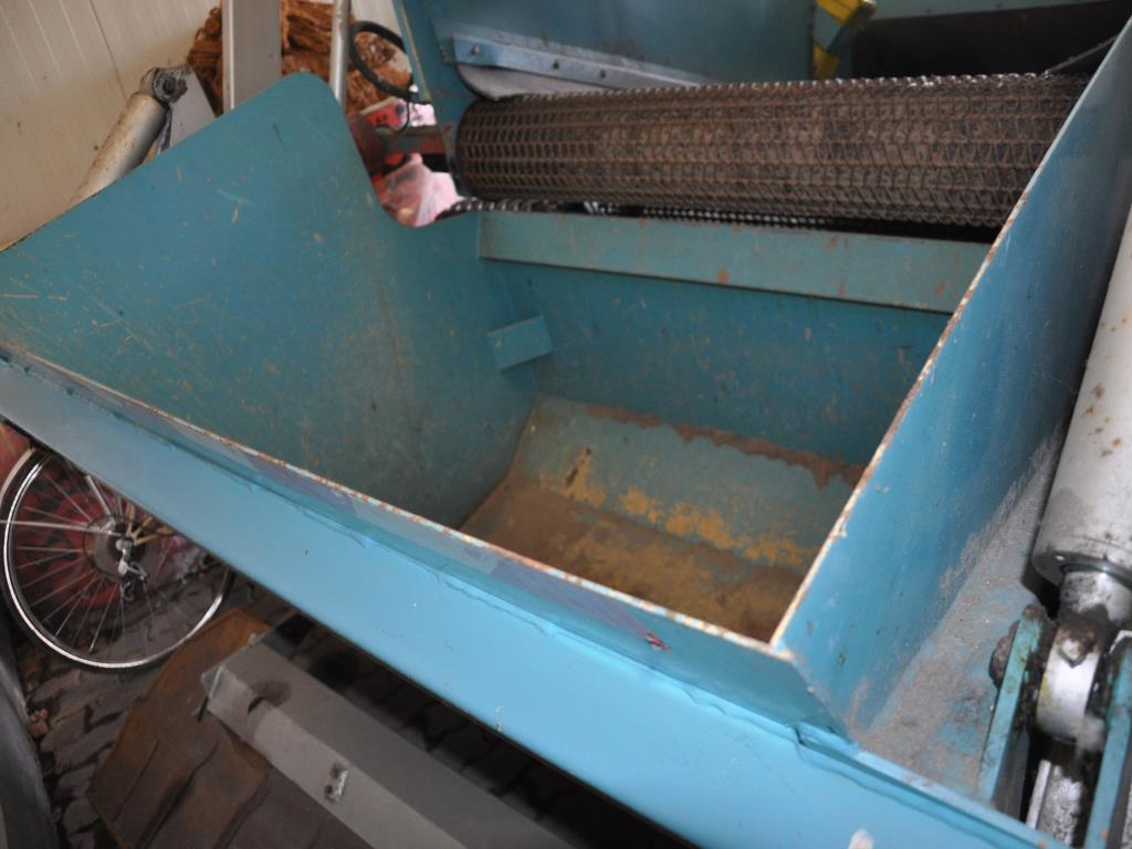 Diversos equipamentos de cantina e acessórios de oficina da zona portuária-17