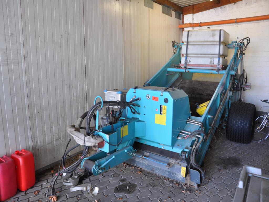 Diversos equipamentos de cantina e acessórios de oficina da zona portuária-22