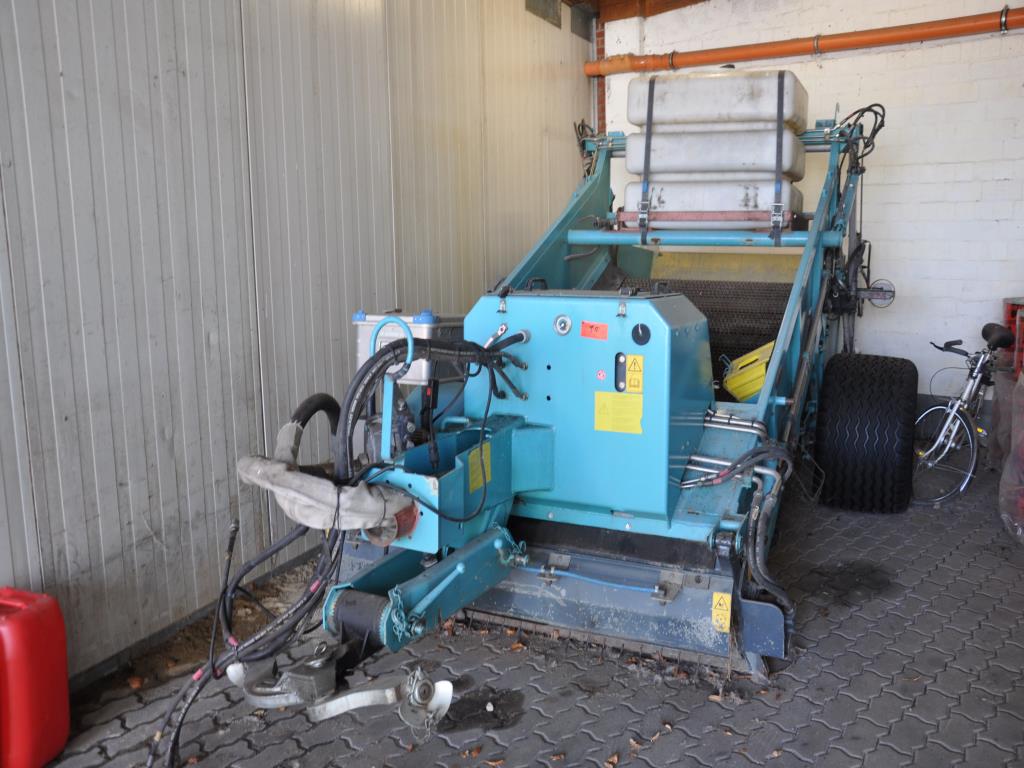 Diversos equipamentos de cantina e acessórios de oficina da zona portuária-24