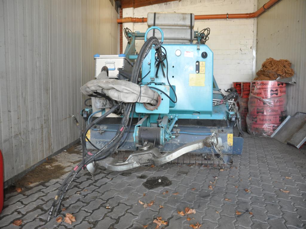Diversos equipamentos de cantina e acessórios de oficina da zona portuária-26