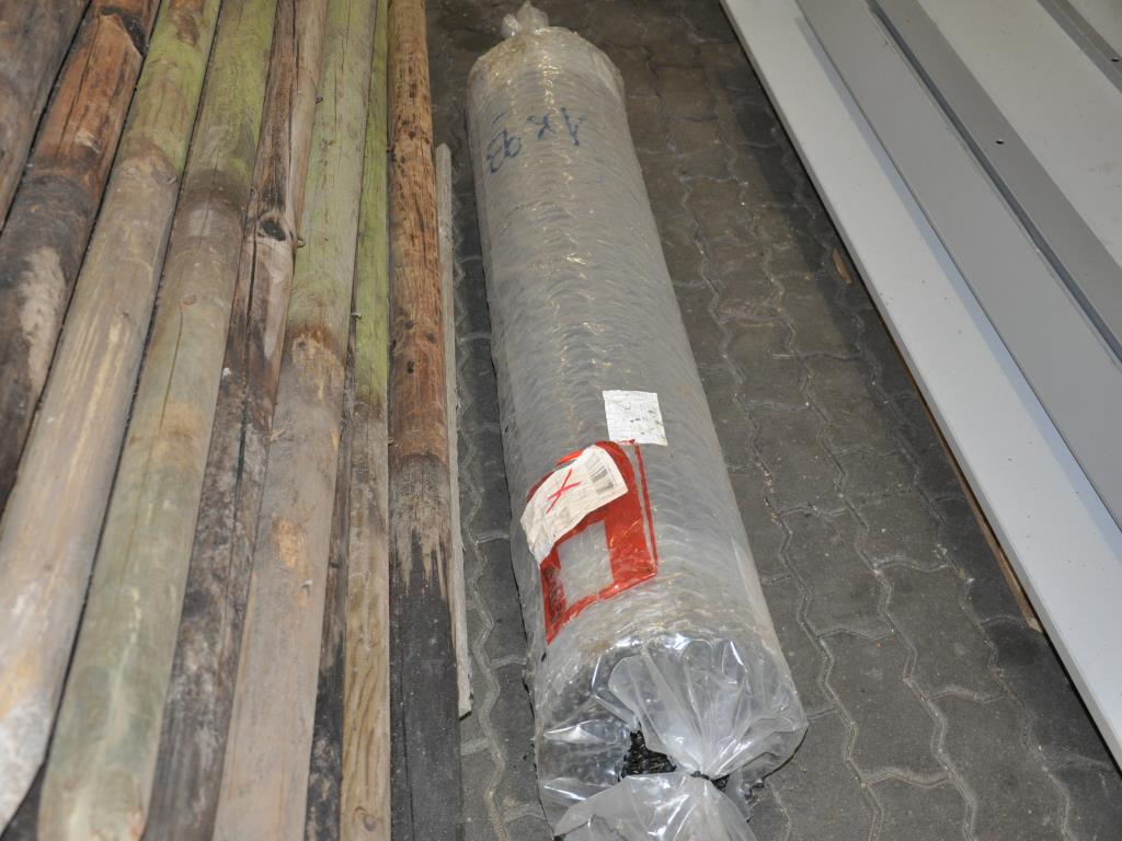 Diversos equipamentos de cantina e acessórios de oficina da zona portuária-29