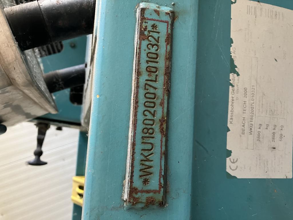 Diversos equipamentos de cantina e acessórios de oficina da zona portuária-30