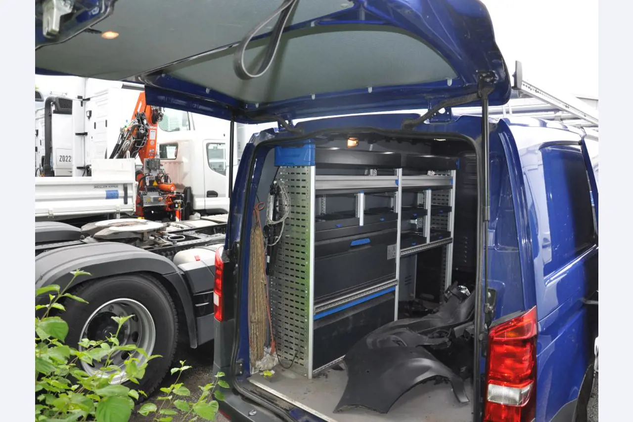 div. Kantineneinrichtung sowie Werkstattzubehör aus dem Hafenumfeld-8