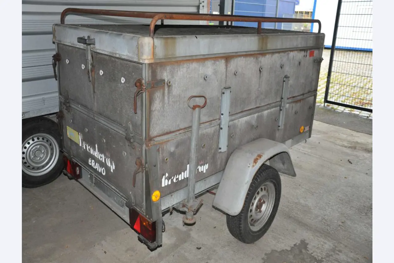 Equipos de taller y fontanería de la zona portuaria-2