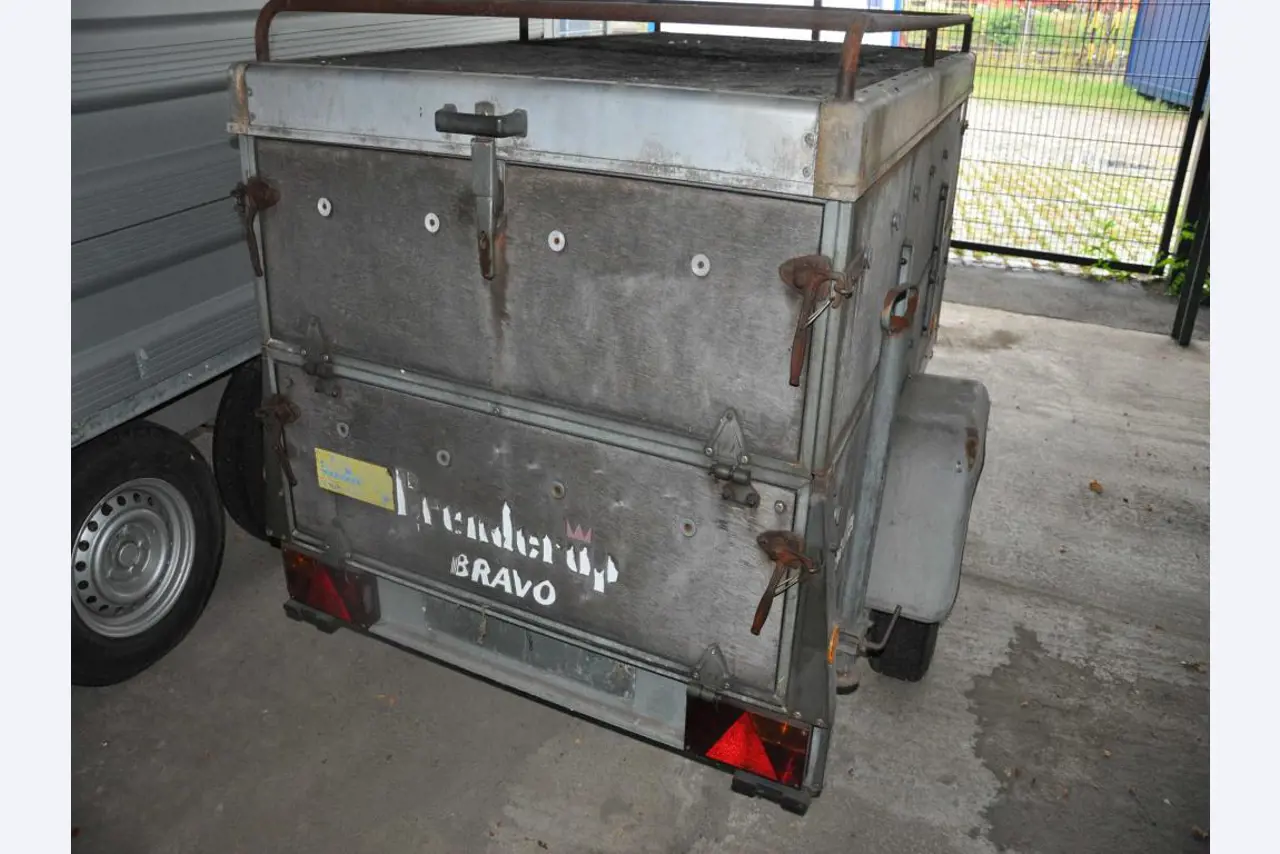 Equipos de taller y fontanería de la zona portuaria-1