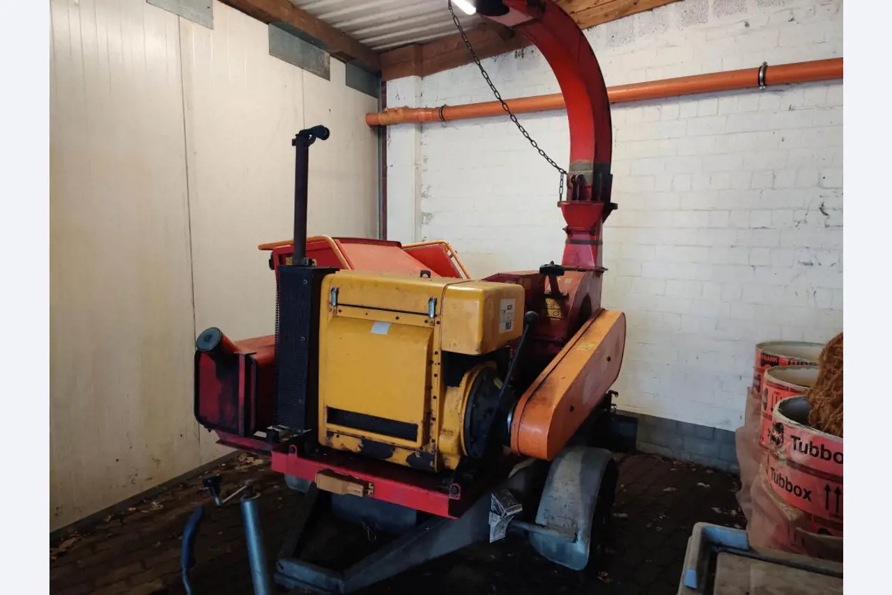 Različna oprema za menze in delavnice z območja pristanišča-11