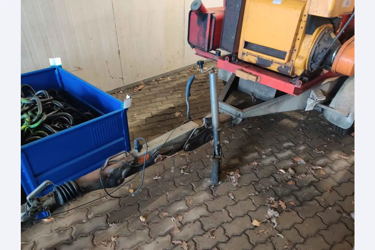 Različna oprema za menze in delavnice z območja pristanišča-12