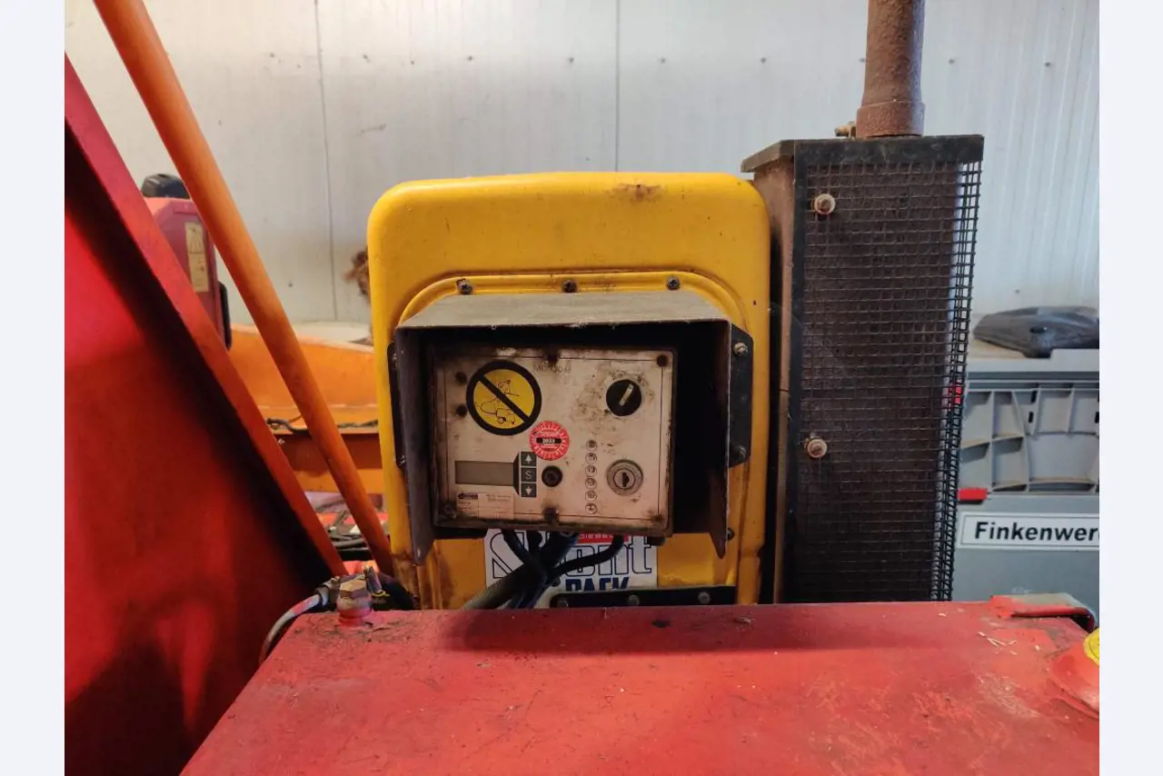 Različna oprema za menze in delavnice z območja pristanišča-13