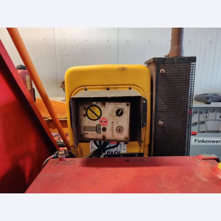 Različna oprema za menze in delavnice z območja pristanišča-13