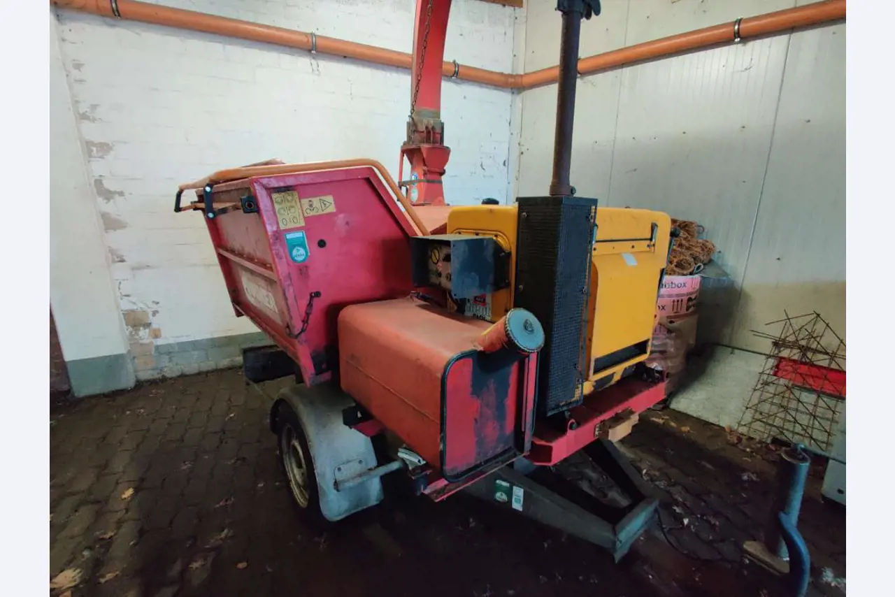 Različna oprema za menze in delavnice z območja pristanišča-14